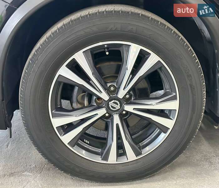 Внедорожник / Кроссовер Nissan Rogue 2017 в Каменском