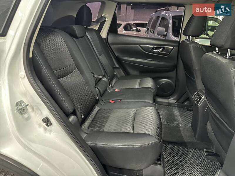 Внедорожник / Кроссовер Nissan Rogue 2017 в Каменском