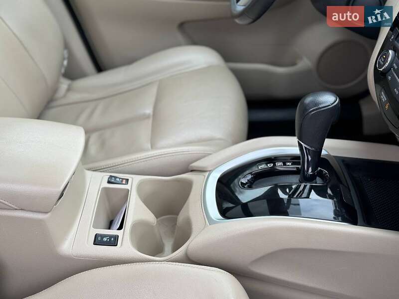 Внедорожник / Кроссовер Nissan Rogue 2015 в Киеве