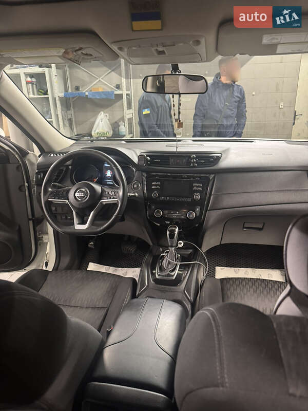 Внедорожник / Кроссовер Nissan Rogue 2016 в Мостиске