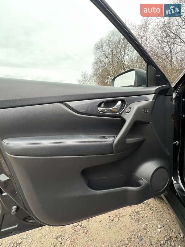 Внедорожник / Кроссовер Nissan Rogue 2018 в Новояворовске