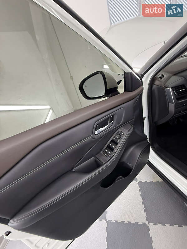 Позашляховик / Кросовер Nissan Rogue 2023 в Трускавці