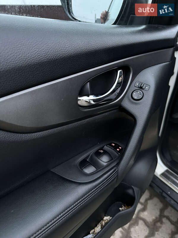 Внедорожник / Кроссовер Nissan Rogue 2016 в Львове