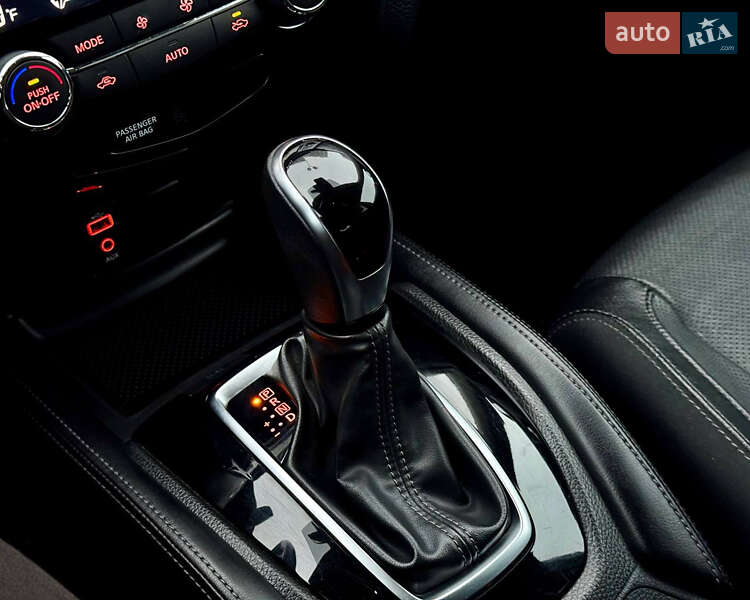 Внедорожник / Кроссовер Nissan Rogue 2017 в Киеве