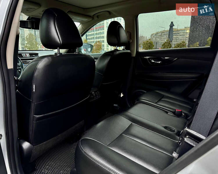 Внедорожник / Кроссовер Nissan Rogue 2017 в Киеве