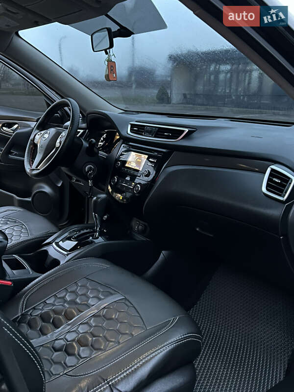 Внедорожник / Кроссовер Nissan Rogue 2016 в Вознесенске