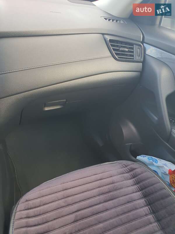 Внедорожник / Кроссовер Nissan Rogue 2017 в Хмельницком