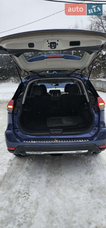 Внедорожник / Кроссовер Nissan Rogue 2017 в Ужгороде