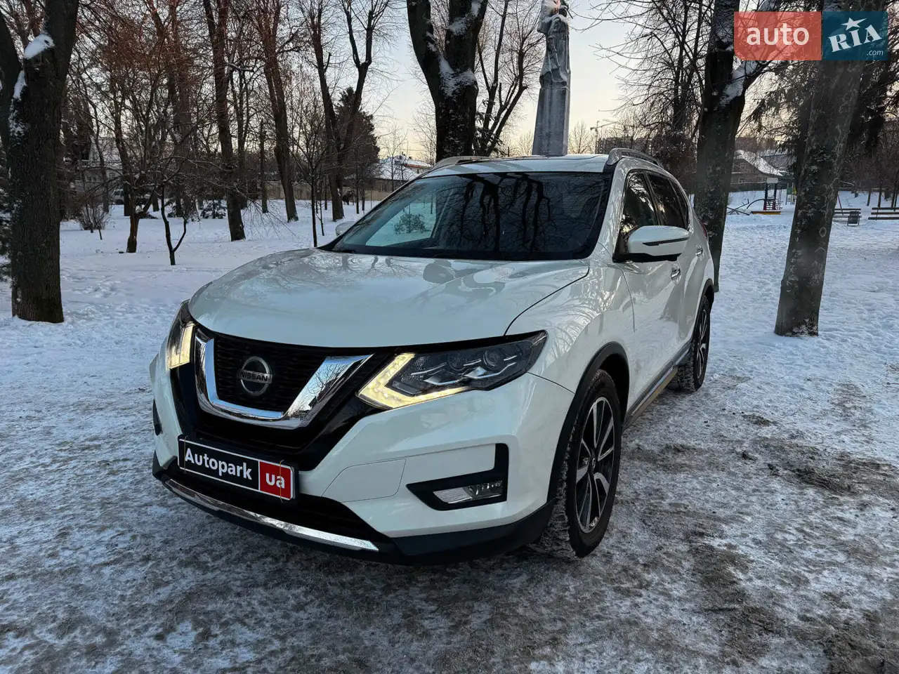 Код товара: 74247

Можливий обмін на будь-яке авто (Trade-in), питання з обміну виключно за телефоном.
Компанія "Автопарк" гарантує професійний супровід угоди та її безпеку.

Надаємо кредит та лізинг на вигідних умовах. Можливе дострокове погашення.

Повну інформацію дивіться у нас на сайті.

Nissan Rogue 2018 року випуску. Сучасний та комфортний кросовер у відмінному стані з рідним пробігом 63 тис. км. Бензиновий двигун 2.5, варіаторна коробка передач, повний привід — впевнена та м’яка їзда в будь-яких умовах. Авто у білому кольорі з доглянутим шкіряним салоном. Багата комплектація: камери огляду 360°, Apple CarPlay, електропривід кришки багажника, а також повний набір електронних помічників для безпеки та комфорту водія. Просторий салон, місткий багажник, зручна посадка — ідеально підходить як для міста, так і для далеких подорожей. Автомобіль технічно справний, повністю готовий до експлуатації, жодних вкладень не потребує. Готовий до будь-яких перевірок. Приїжджайте, оглядайте та тестуйте — Rogue у максимальній комплектації, який справді вартий уваги.