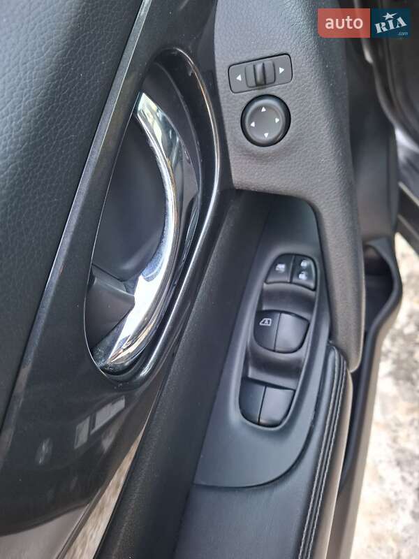 Внедорожник / Кроссовер Nissan Rogue 2016 в Вишневом