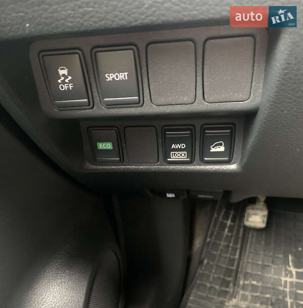 Внедорожник / Кроссовер Nissan Rogue 2016 в Чорткове