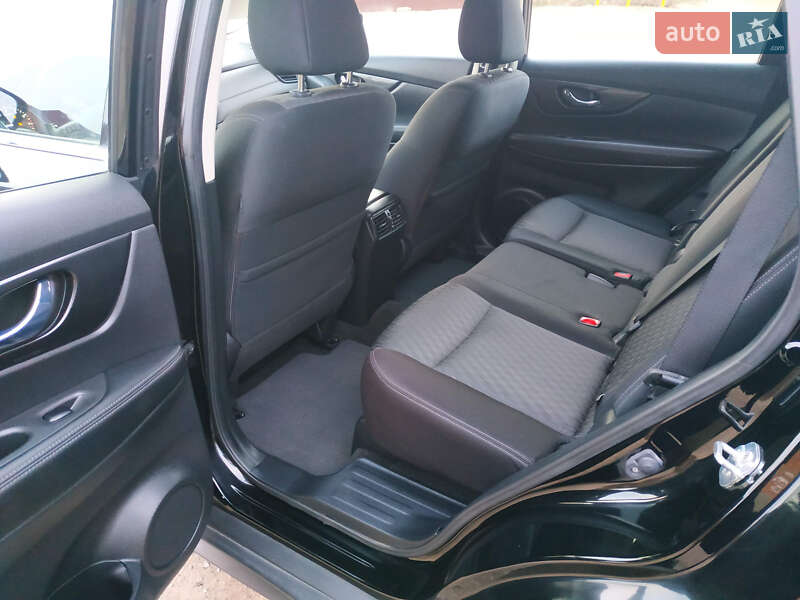 Внедорожник / Кроссовер Nissan Rogue 2017 в Змиеве