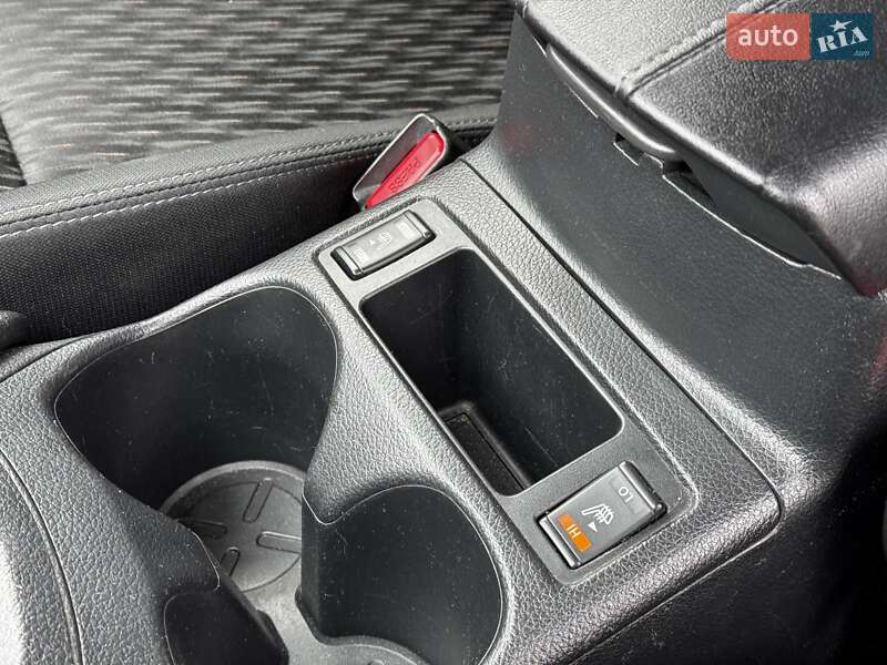 Внедорожник / Кроссовер Nissan Rogue 2016 в Киеве