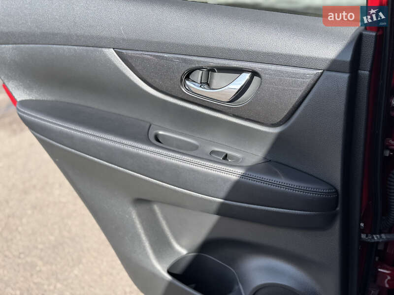 Внедорожник / Кроссовер Nissan Rogue 2017 в Киеве