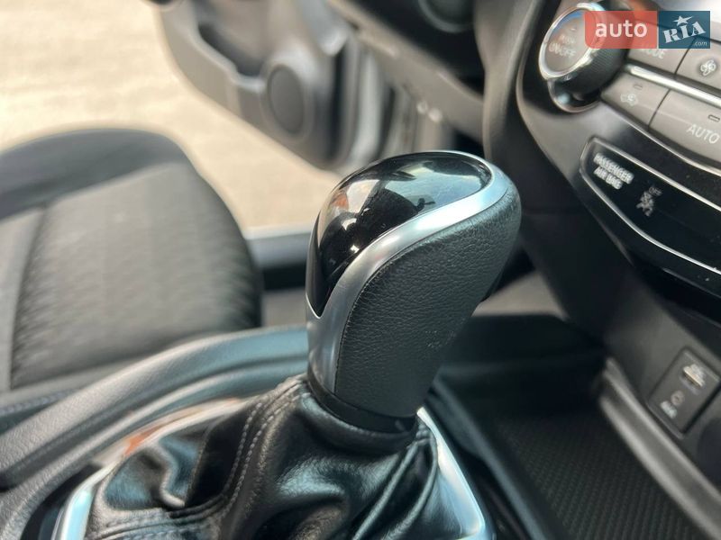 Внедорожник / Кроссовер Nissan Rogue 2017 в Хмельницком