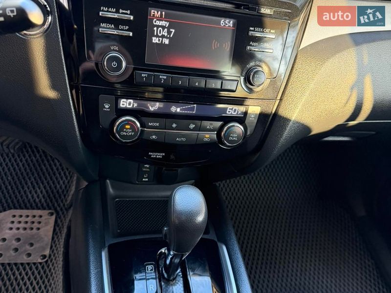 Позашляховик / Кросовер Nissan Rogue 2015 в Новояворівську