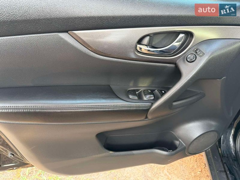 Позашляховик / Кросовер Nissan Rogue 2015 в Новояворівську