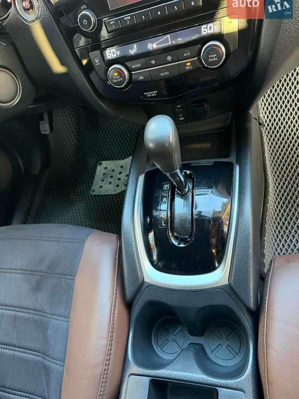 Позашляховик / Кросовер Nissan Rogue 2015 в Новояворівську