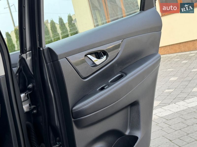 Внедорожник / Кроссовер Nissan Rogue 2017 в Дрогобыче