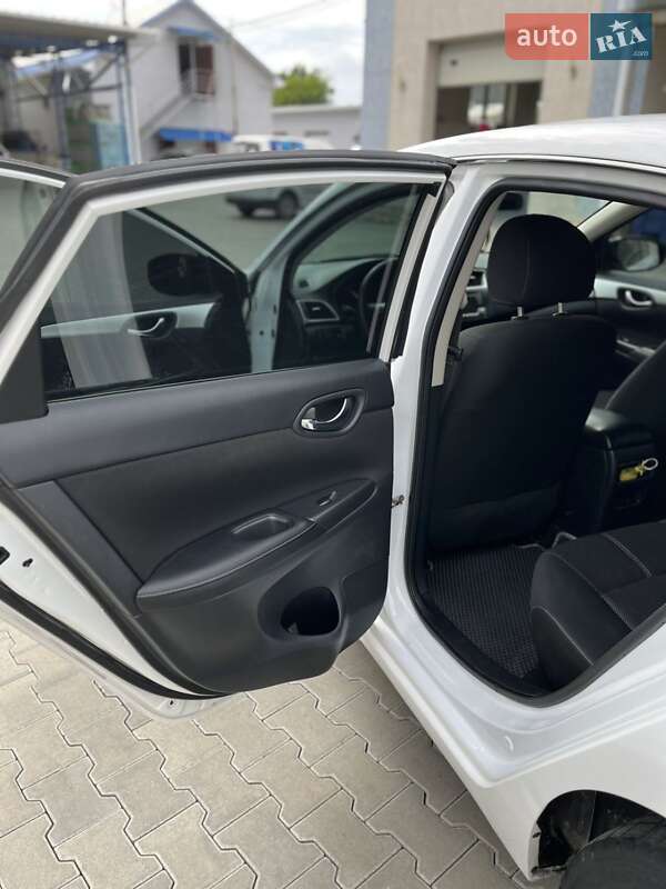 Седан Nissan Sentra 2017 в Ужгороде