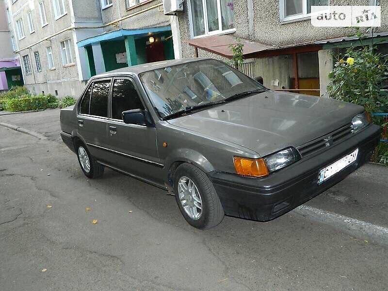 Седан Nissan Sunny 1989 в Богуславе