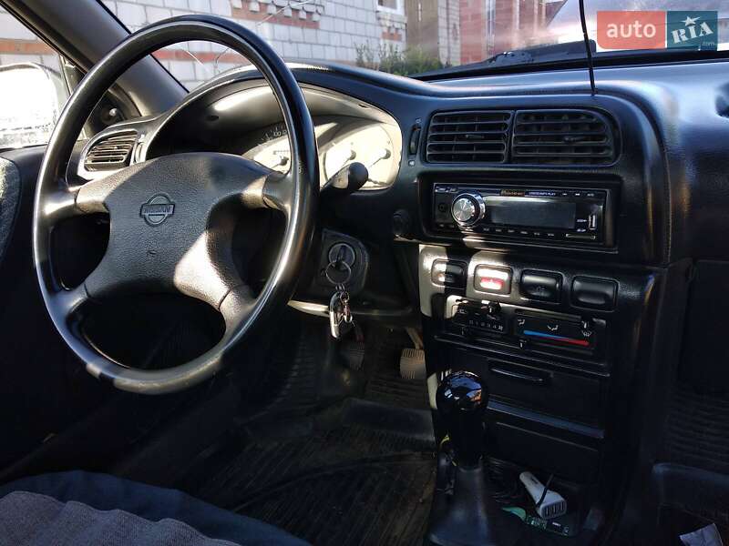 Седан Nissan Sunny 1993 в Тростянце