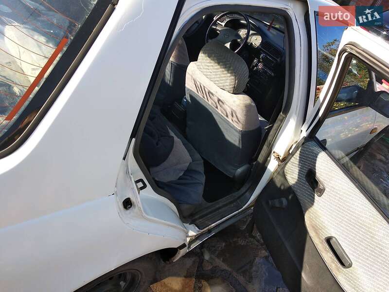 Седан Nissan Sunny 1993 в Тростянце