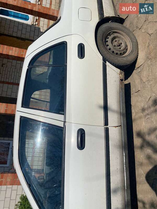 Седан Nissan Sunny 1993 в Тростянце