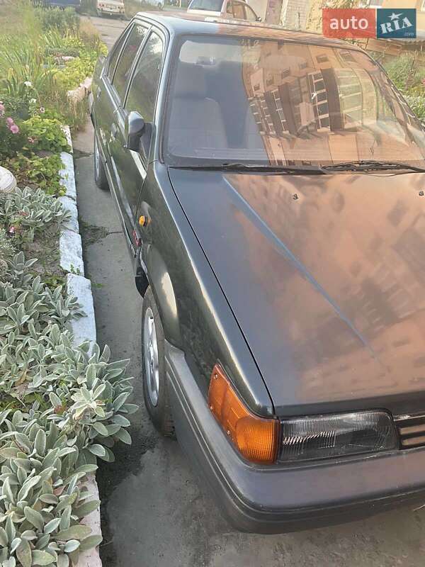 Седан Nissan Sunny 1989 в Шепетівці