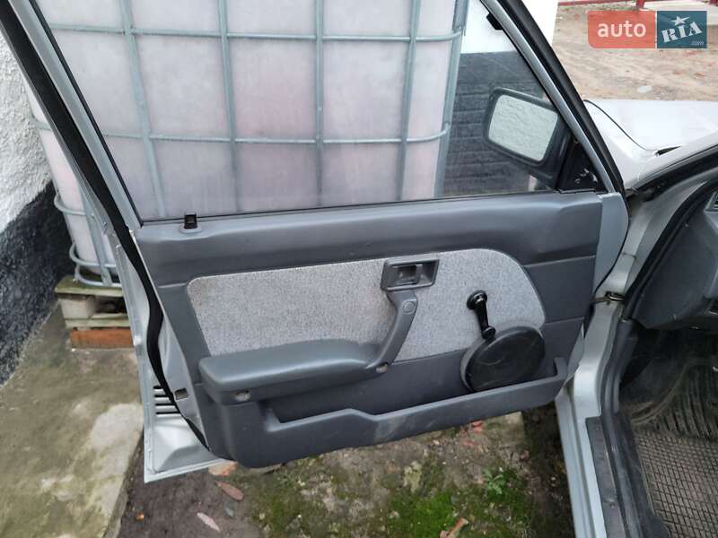 Седан Nissan Sunny 1988 в Краснокутську