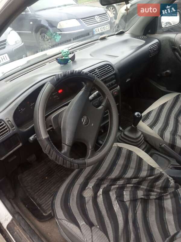 Седан Nissan Sunny 1992 в Києві