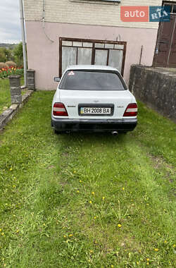 Седан Nissan Sunny 1990 в 