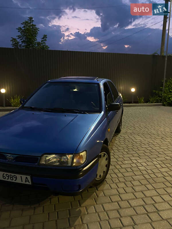 Седан Nissan Sunny 1995 в Кам'янському