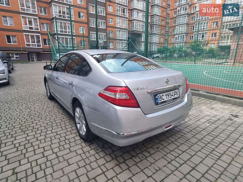 Седан Nissan Teana 2010 в Львове