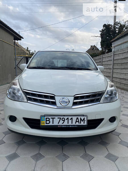 Хэтчбек Nissan TIIDA 2009 в Новой Каховке