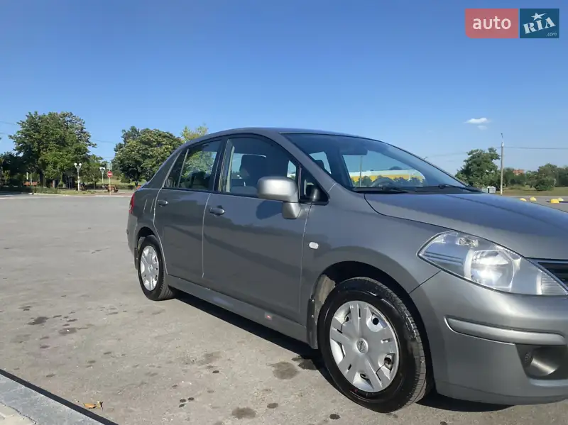 Nissan TIIDA 2012