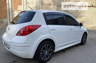 Хэтчбек Nissan TIIDA 2011 в Соленом