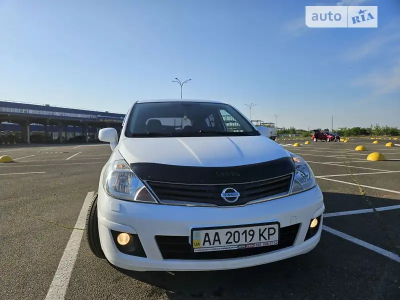 Nissan TIIDA 2011