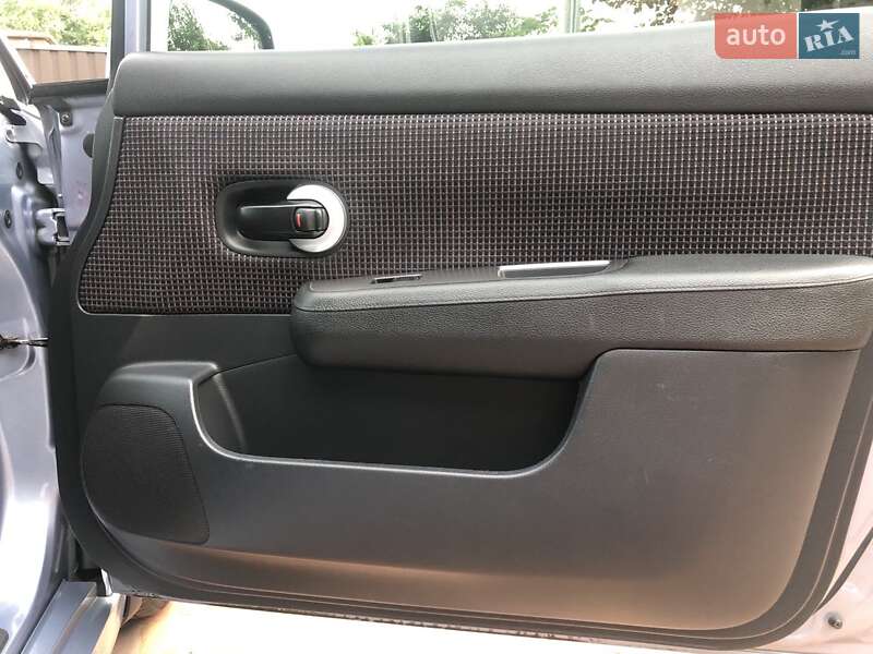 Хэтчбек Nissan TIIDA 2011 в Обухове