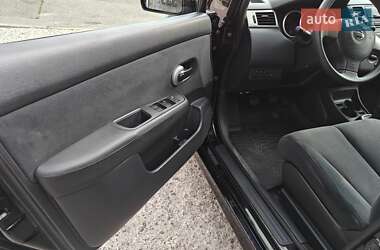 Хэтчбек Nissan TIIDA 2011 в 