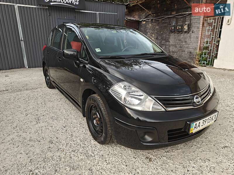 Хэтчбек Nissan TIIDA 2011 в 