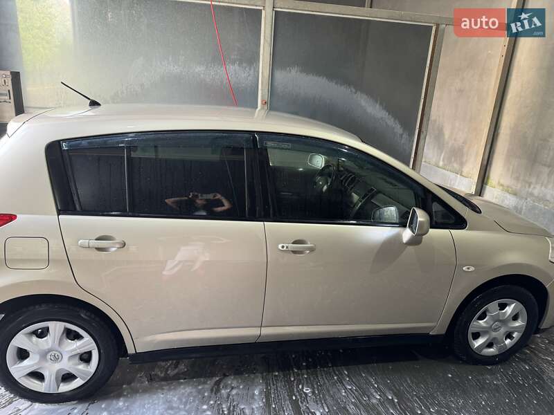 Хетчбек Nissan TIIDA 2012 в Рені