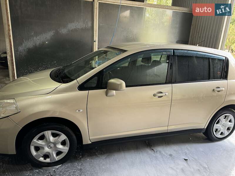 Хетчбек Nissan TIIDA 2012 в Рені