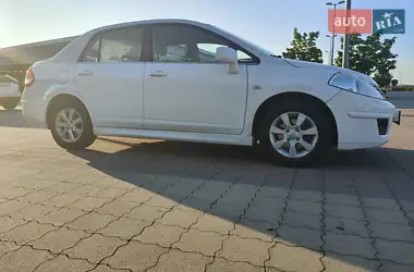 Nissan TIIDA 2011