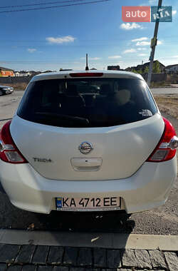 Хэтчбек Nissan TIIDA 2010 в Софиевской Борщаговке