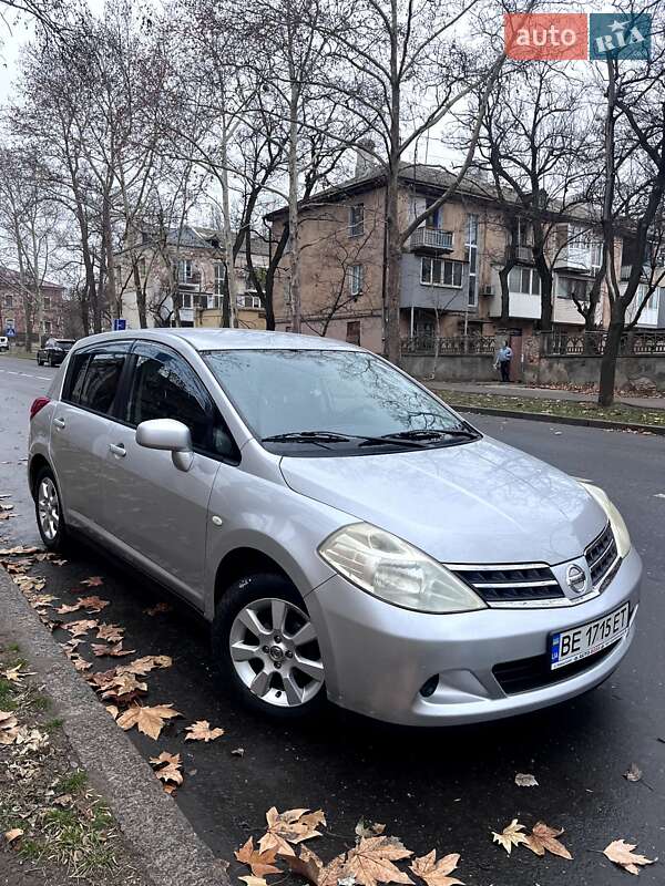 Хэтчбек Nissan TIIDA 2010 в Николаеве