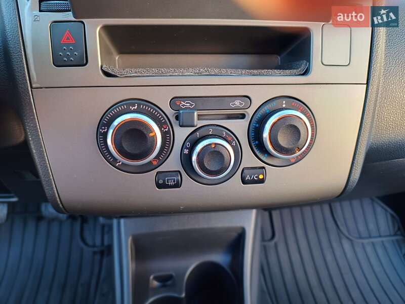 Хэтчбек Nissan TIIDA 2012 в Липовце