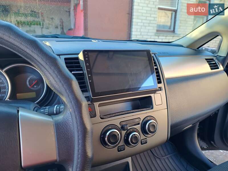 Хэтчбек Nissan TIIDA 2012 в Липовце