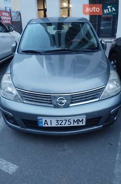 Хэтчбек Nissan TIIDA 2008 в Вишневом