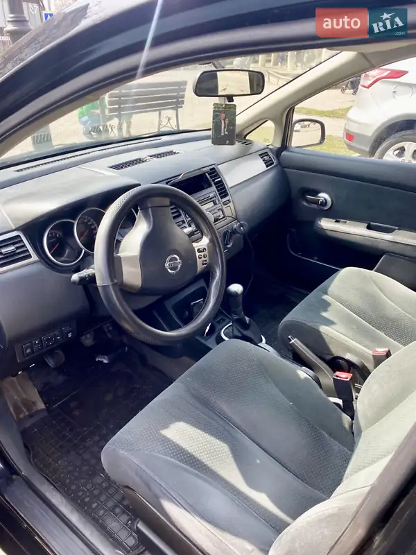 Nissan TIIDA 2011